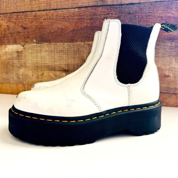 Unisex Dr. Martens 2976 SMOOTH LEATHER PLATFORM CHELSEA BOOTS - Picture 2 of 9